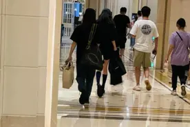 杨幂下电梯被人踩丝毫没生气 网友夸赞：有素质图片