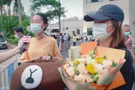 视频｜搞笑又温馨！惠州“熊姐姐”花式庆祝弟弟高考结束图片