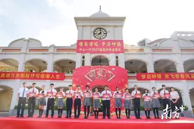 钟楼下，上高中“最后一课”！中山一中举行高中毕业典礼图片