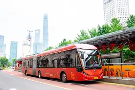 71路“中共一大”公交专列在上海开行，三大主题站台亮相图片