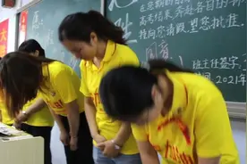 衡水高三班主任含泪签永久假条，学生齐喊班级口号鞠躬感谢视频封面