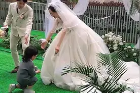 太偶像剧了！最疼爱自己的姑姑出嫁，3岁萌娃单膝跪地送戒指图片