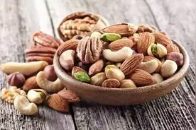 遇到这三种坚果要注意 发霉的坚果可能会滋生黄曲霉毒素图片