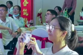 高中毕业晚会上，女孩强忍泪水，用手机拍下记录生活的小时光图片