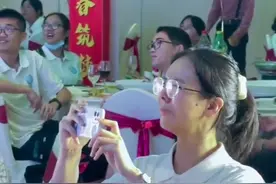 高中毕业晚会上，女孩强忍泪水，用手机拍下记录生活的小时光图片