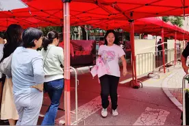 北京高考今日结束，有考生喊着“解放了”奔向考点外的父母图片