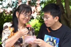 带着妈妈上大学：他用孝心照顾妈妈，以坚韧完成学业视频封面