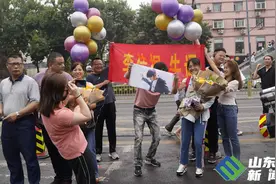 高考最后一天，考场外花式“应援”图片