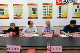 江科大为老党员颁发“光荣在党五十年”纪念章图片