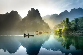一课译词：依山傍水图片