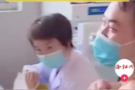 河南男子为方便打疫苗穿媳妇吊带，网友：替媳妇来的吗图片