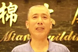 河南大爷硬核灭火看呆路人，走红后回应：我年纪没那么大…图片