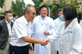 “人民英雄”张定宇到访仁济医院：感谢你们和我们一起拼过命视频封面