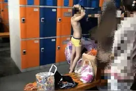 带异性孩子游泳遭遇更衣难题，该进哪个更衣室？图片