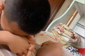 兵爸爸休假期满归队 7岁儿子强忍眼泪等爸爸走后泪崩图片