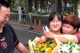 高考不是一个人的“战斗”！考生拥抱父母感恩陪伴图片