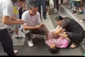 校门斑马线上，柳州10岁女生被小E刮倒压过！视频太揪心图片