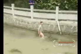 跳河救人后还不忘戏水？54岁卖鸡大叔：那是累得爬不上岸…后续来了图片