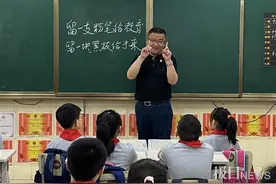 一小学设“黑板日”：关掉电子教学设备！老师学生怎么看图片