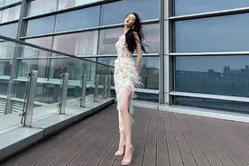 迪丽热巴穿镂空羽毛裙秀美腿 缱绻长发温柔浪漫玉背撩人图片