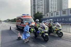 警车护送居家隔离考生 广东公安筑牢高考防疫防线图片
