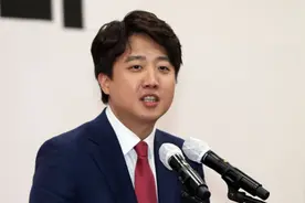 36岁李俊锡当选韩国最大在野党党首，成该国史上最年轻党首图片