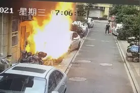 杭州一小伙光膀子冲上街头，却被网友点赞：你和超人之间就差一件披风图片