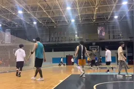 网友偶遇范丞丞王安宇打篮球 默契十足少年气满满图片