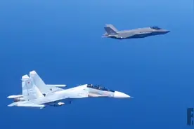 再不走就撞了！俄军重型战斗机又秀硬核操作，强行逼退北约F-35图片