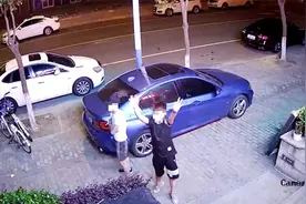 嚣张！3名小偷深夜踹门盗窃 得手后还对着摄像头跳舞挑衅图片
