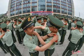 重庆武警：新兵授衔 宣誓入列图片