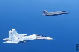 再不走就撞了！俄军重型战斗机又秀硬核操作，强行逼退北约F-35图片