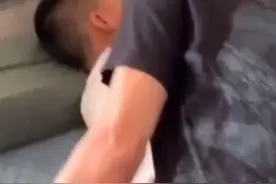 兵爸爸休假期满归队，懂事的儿子强忍眼泪，等爸爸走后才泪崩图片