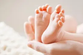 “能养3个孩子，家里是不是很有钱？”图片