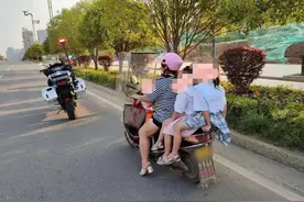 危险！永州女子骑电动车载4个娃，幸好交警及时拦下图片