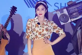秦岚复古风画报造型T台走秀 像从画中走出来的一样图片