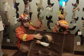 男子站在6楼空调外机平台上浇花，惊坏网友：别人的命也不当回事｜早安湖南图片