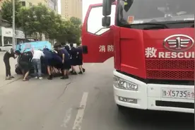 训练途中遇车祸，消防员与群众合力抬车救人视频封面