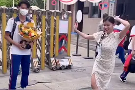"社死"现场！高考结束姐姐跳舞迎接 弟弟反应亮了图片