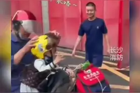 男孩提两箱奶要换一次乘坐消防车机会 消防队做法引起网友怒赞图片