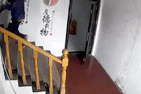 一脚踩空！眼看空调外机就要砸到他…图片