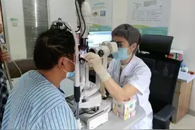 广东男子眼睛被荔枝树枝刮了一下险失明，确诊为细菌性角膜炎图片