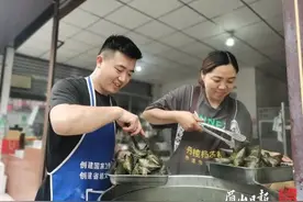 “粽龄”10年的眉山85后夫妻，每年卖出粽子6万余个图片