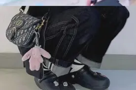 “洞洞鞋”翻红，黄明昊也来打卡Crocs快闪店图片