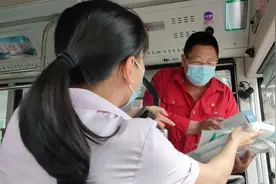 广州一公交司机去封闭区支援交通，空闲时当“搬运工”志愿者图片