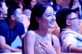 为什么迪丽热巴总爱捂胸口？图片