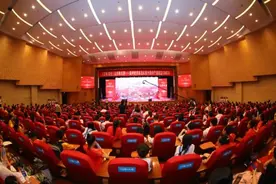 郑州晨钟教育集团精彩排演红色舞台剧《百年荣光》图片