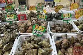 南充多家超市礼盒粽大促销“买一送一”仍遇冷图片