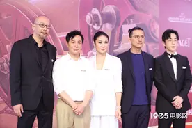 张颂文白客《革命者》亮相上影节 章若楠雪肌抢镜图片