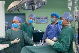 5个月婴儿呕吐不止呼吸困难，原是胃肠进胸腔压扁肺图片